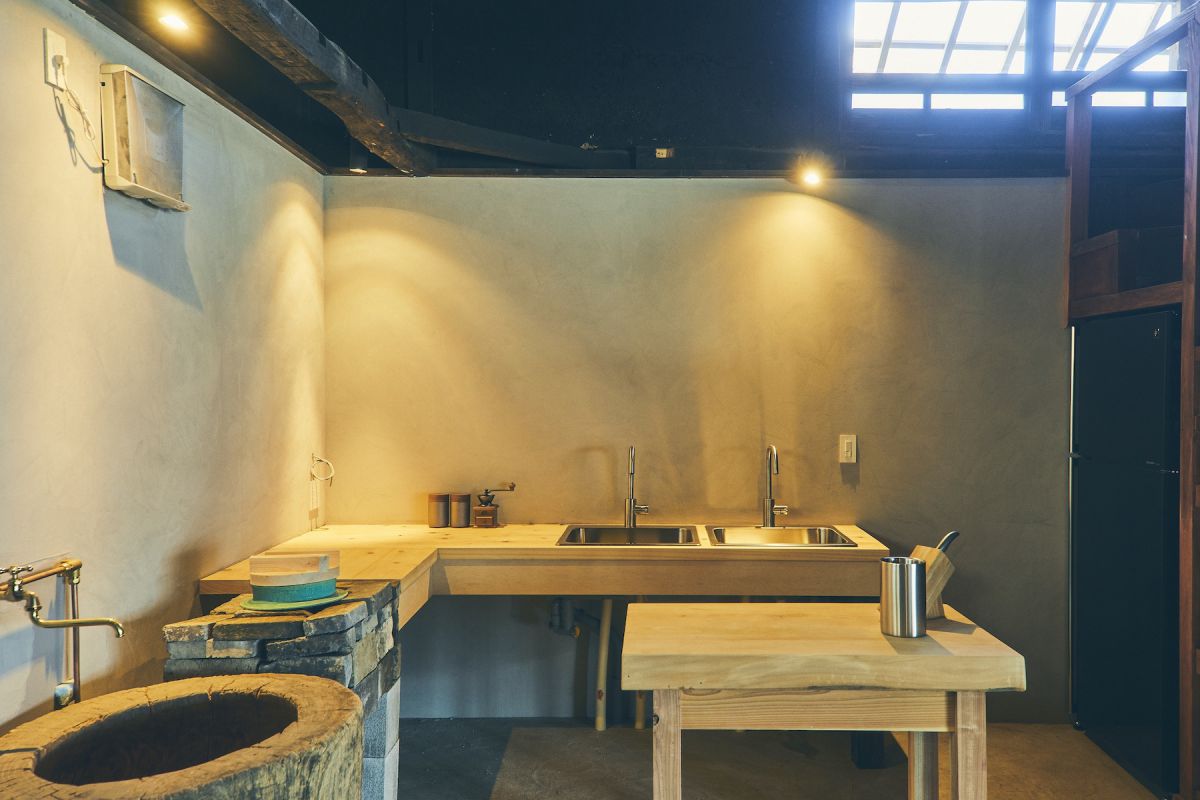 竈門のあるモダンな台所　