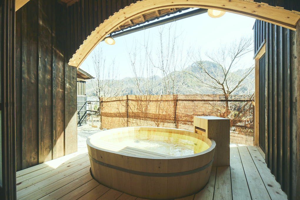 土蔵を利用した檜の露天風呂