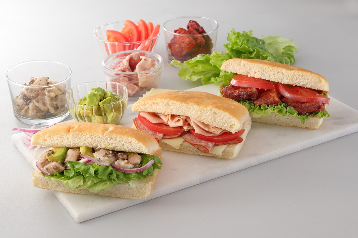  写真・左から「ツナコンフィ＆アボカド フォカッチャ」、「スライスソーセージ＆チーズ フォカッチャ」、「ハーブトマト ソイハンバーグ フォカッチャ」各540円 ※ソイハンバーグは、つなぎに卵を使用