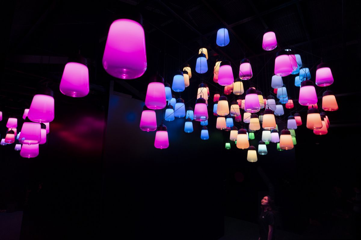 「呼応するランプのアレイとスパイラル - ワンストローク, Metropolis Tokyo / Array and Spiral of Resonating Lamps - One Stroke, Metropolis Tokyo」 teamLab, 2021, Interactive Installation, Murano Glass, LED, Endless, Sound: Hideaki Takahashi  © チームラボ