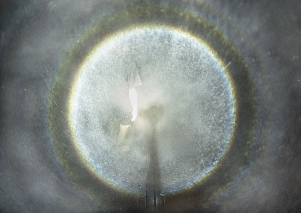 「円相を通り抜けて / Walk through the Light Circle」 teamLab, 2021, Digital Installation, Sound: Hideaki Takahashi © チームラボ