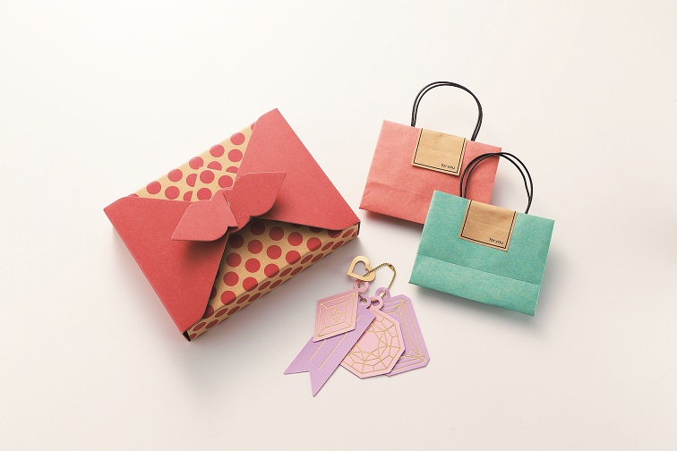 左）「ふろしき箱」605円、中央）「ちいさいバッグ」各407円、右）「チャームカード」660円