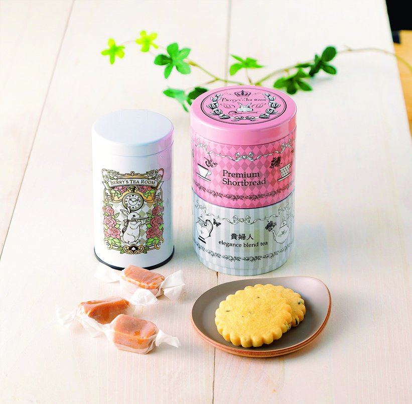 左）「バターファッジ6個入缶」972円、右）「ティータイム缶（2段）」2268円