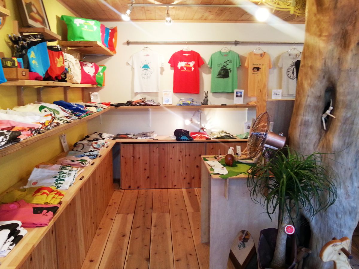 奄美のオリジナルTシャツが勢揃い