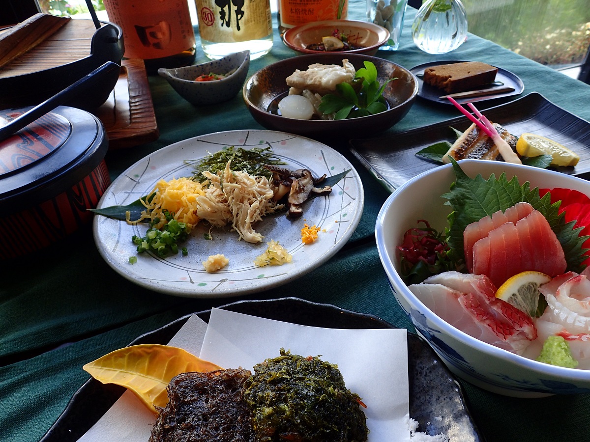 エメラルドグリーンの海を見ながら食事を楽しめます