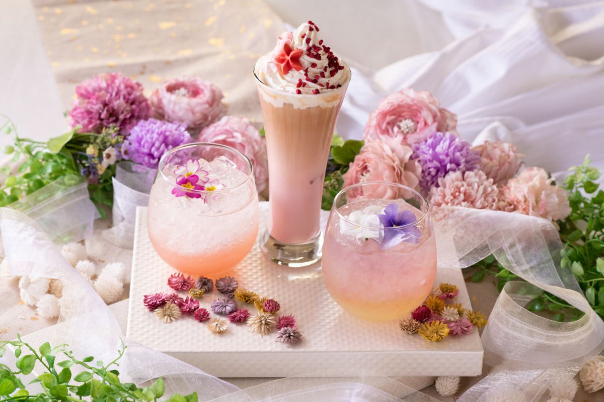 「Pinky Peach Lychee Soda」990円（左）、「Strawberry Royal Milk Tea」1089円（中央）、「Blooming Elderflower Lemonade」990円（右）