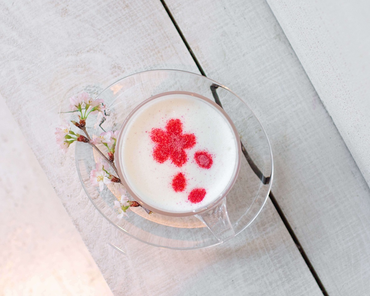 ​「ヴィーガンさくらラテ」EAT IN 770円／TAKE OUT 756円