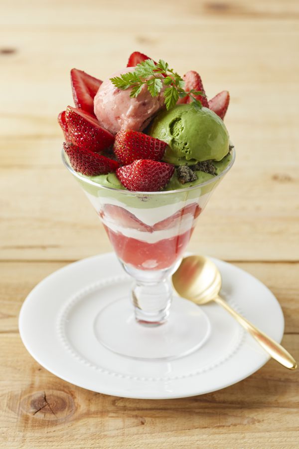 「苺のフラワーパフェ」