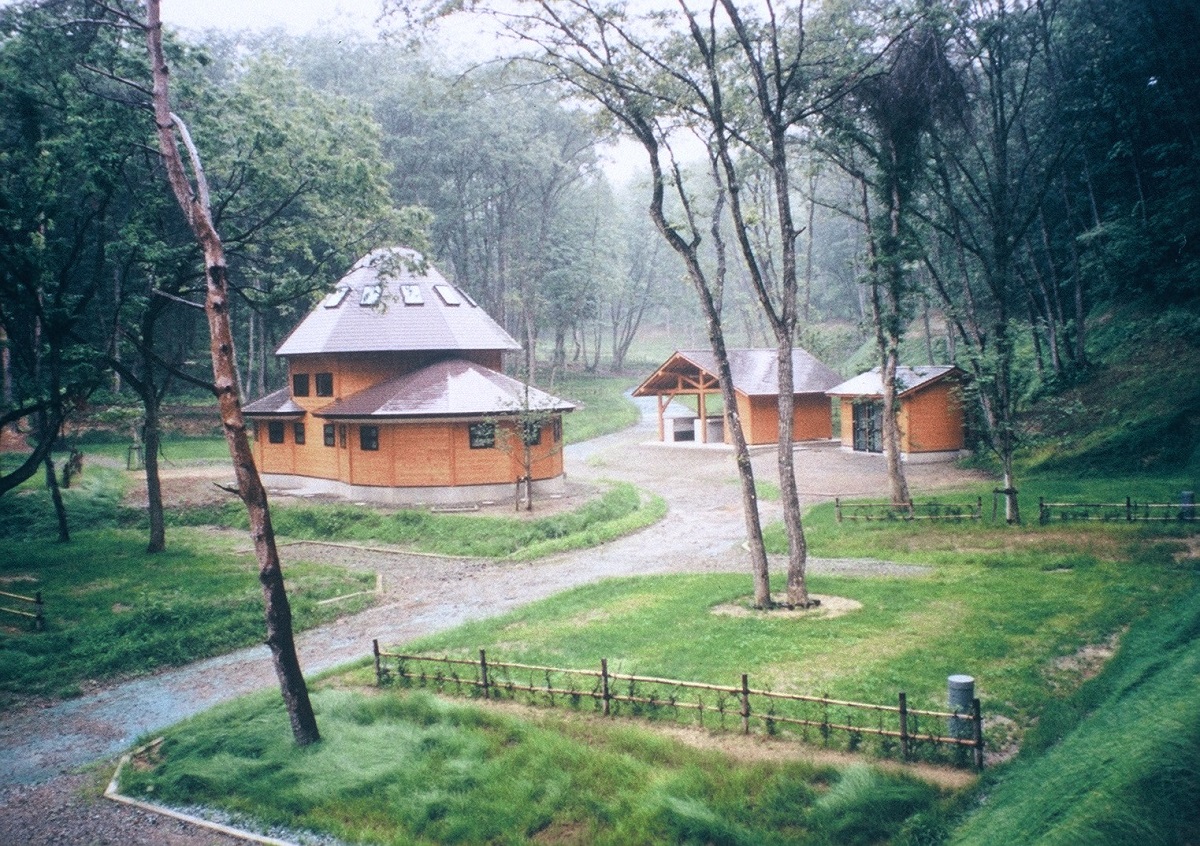 パーク内の栗の木オートキャンプ場には、サニタリー棟にシャワー・トイレ・コインランドリーが揃ってます