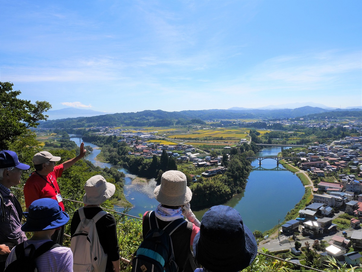 思わず息をのむ絶景は1997年には最上川ビューポイントに、2002年には日本遊歩百選に選ばれました