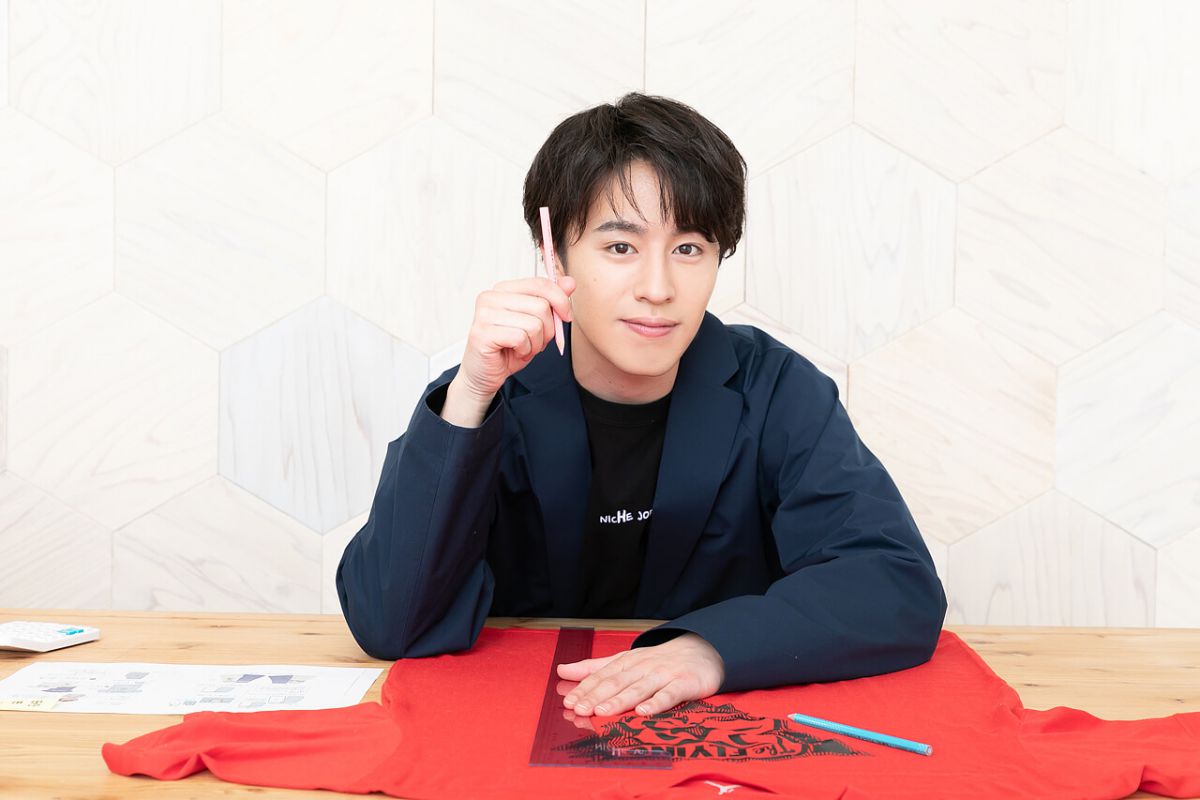 胴回りを測ったら、リラックスパンツの形をTシャツにマークしていく富田さん