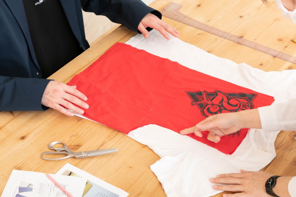 そして、2枚のTシャツをパンツの形にカットしていきます