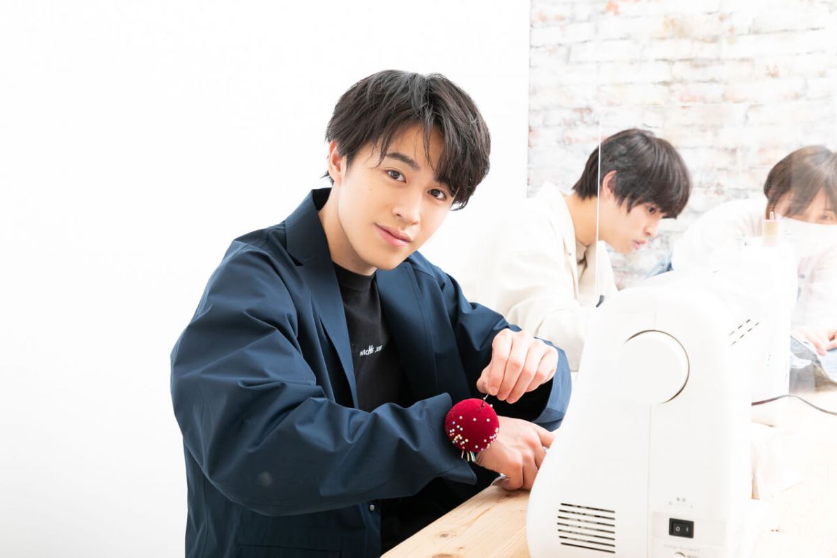 手首につけられる針刺し（マチ針などを刺しておく台）がお気に入りの富田さん