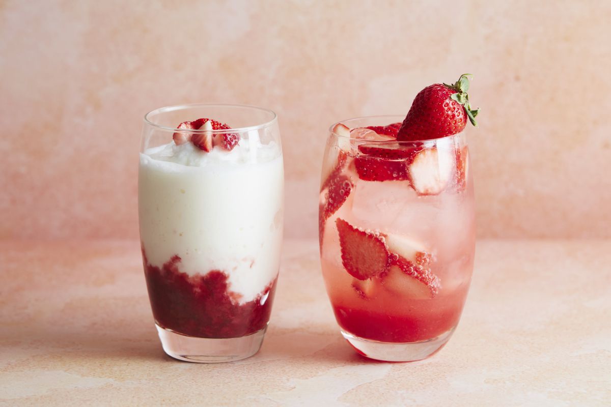 左から「ストロベリーヨーグルトシェイク」 750円、「フレッシュストロベリーのソーダ」 800円(ともに税抜)