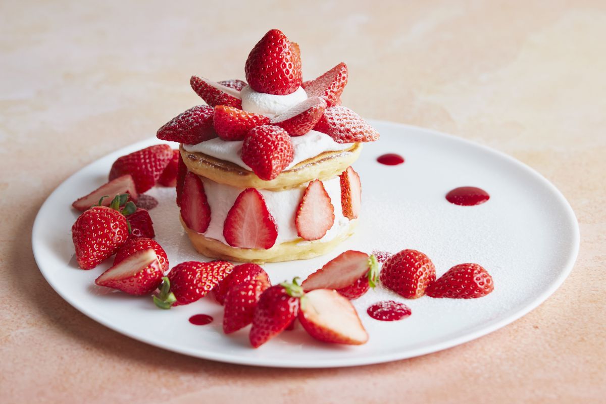 毎月5日・15日・25日に「ストロベリーガーデンパンケーキ」をご注文すると、価格は1480円(税抜)のままで、いちごを増量した「モア ストロベリーガーデンパンケーキ」を提供