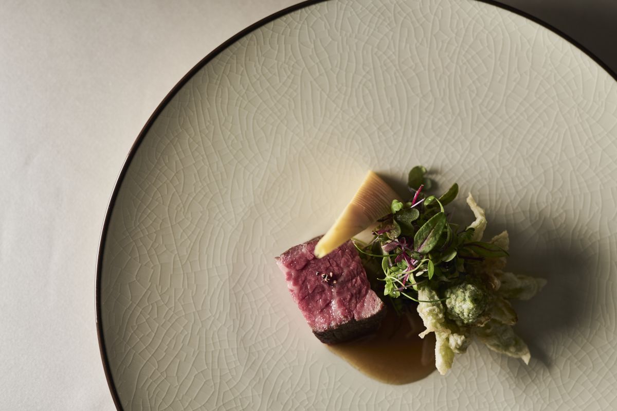 御代田から車で20分ほどの東御市に位置する「牧舎みねむら」で育まれた、「信州プレミアム牛肉」を使ったひと皿