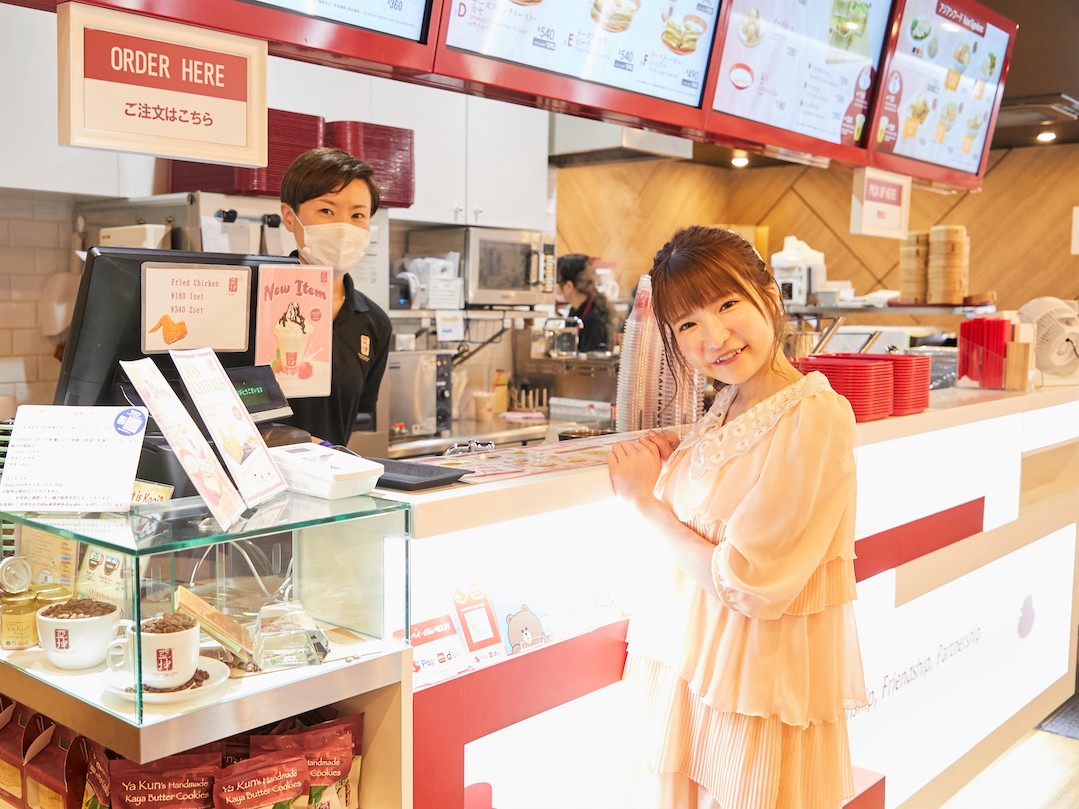 新宿住友ビル店・店長の本多さんと一緒にパチリ♪