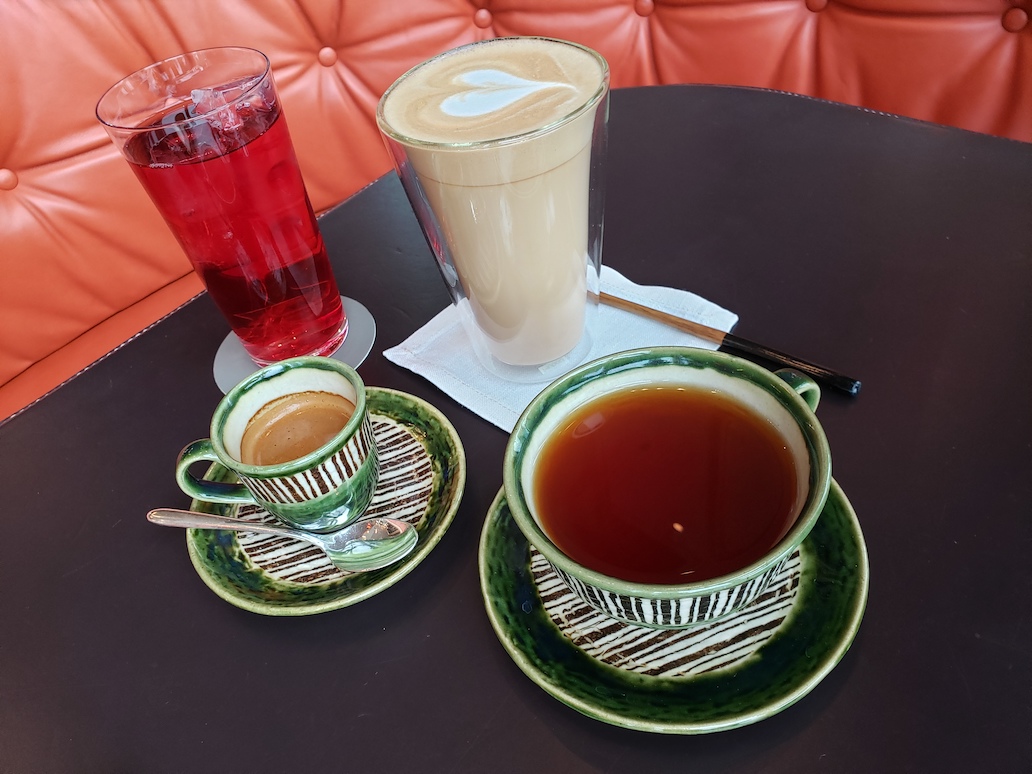 （左奥から時計回りに）「スーパーベリーティー」「カフェラテ」「ダージリンティー」「エスプレッソ」