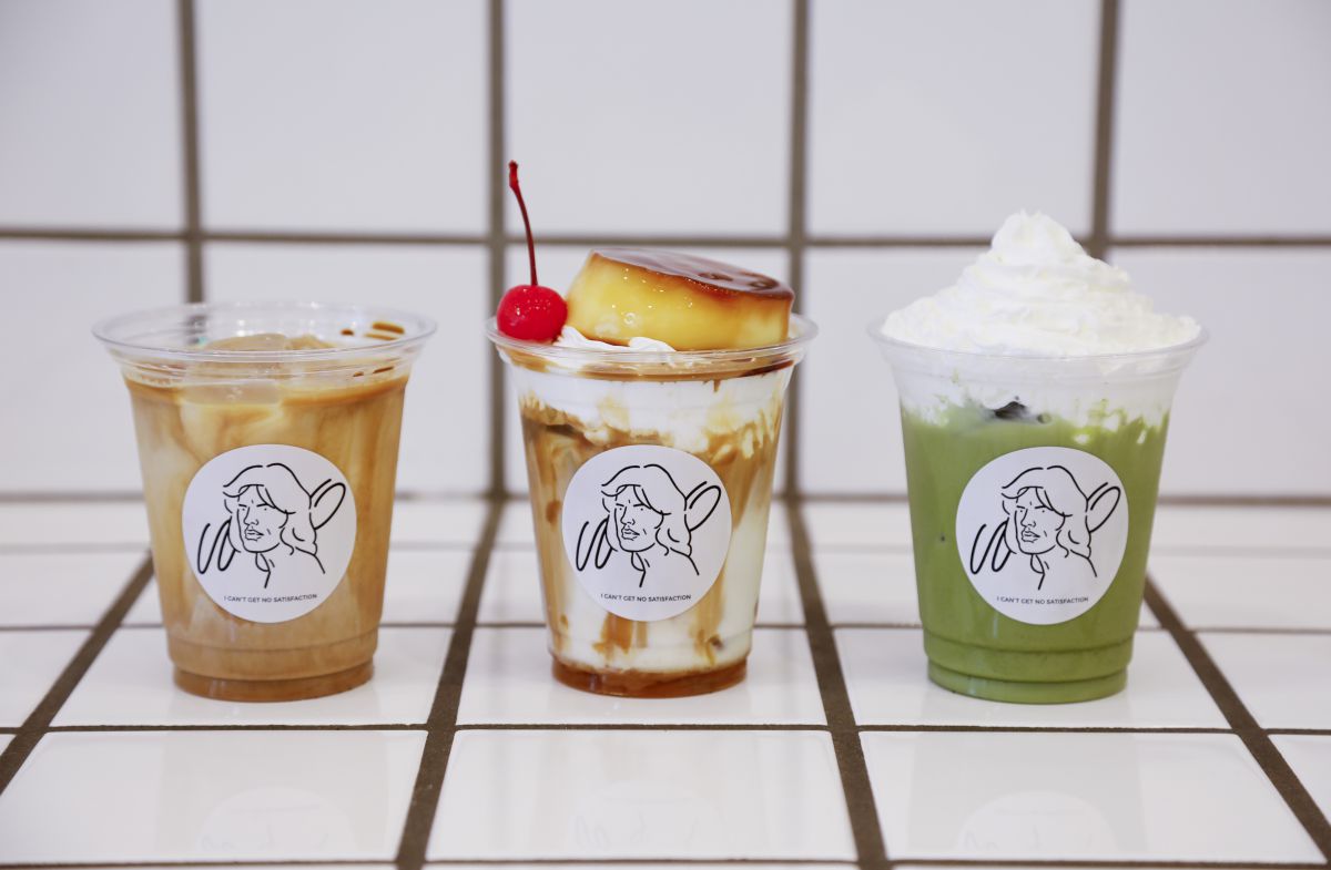 （左から）カフェラテ450円、キャラメルプリンアラモード650円（※期間限定）、宇治抹茶ラテ＋ホイップクリーム追加650円