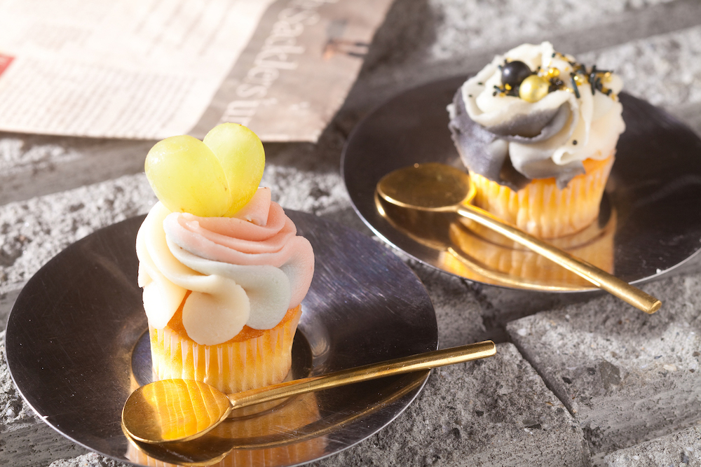Cupcake「Camelia（カメリア）」季節のフルーツ、白黒 各400円