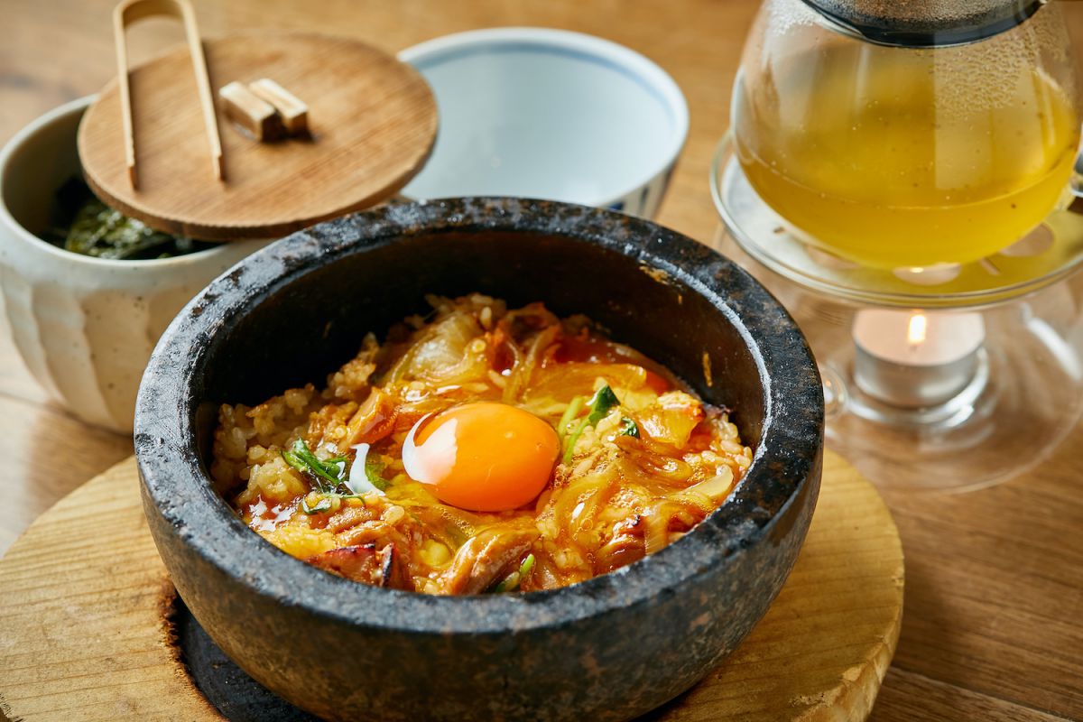 侘家名物 石焼親子丼セット 1650円（税込）