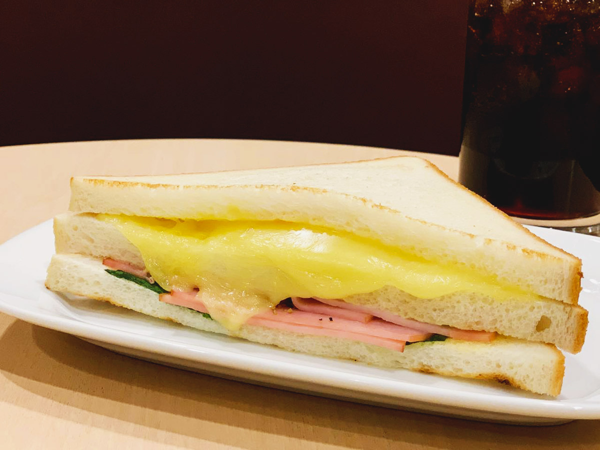 「トーストサンド とろ～りチーズ＆ハム」単品：275円（316カロリー）、セット：店内飲食440円／テイクアウト432円
