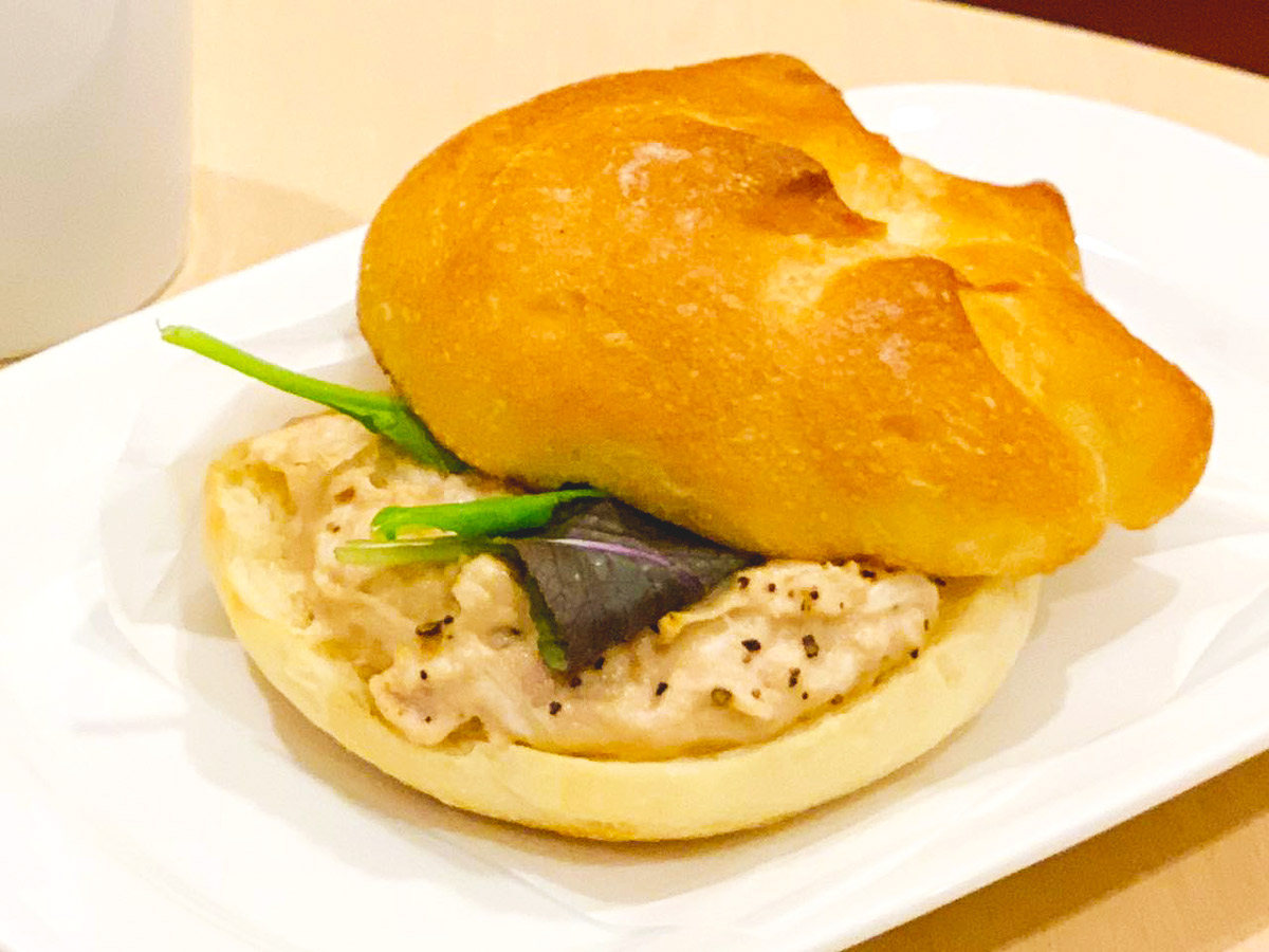 「カイザーサンド ツナメルト」単品：242円（299カロリー）、セット：店内飲食400円／テイクアウト393円