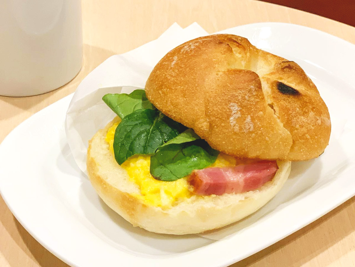 「カイザーサンド スクランブルエッグ・ベーコン」単品：275円（293カロリー）、セット：店内飲食440円／テイクアウト432円