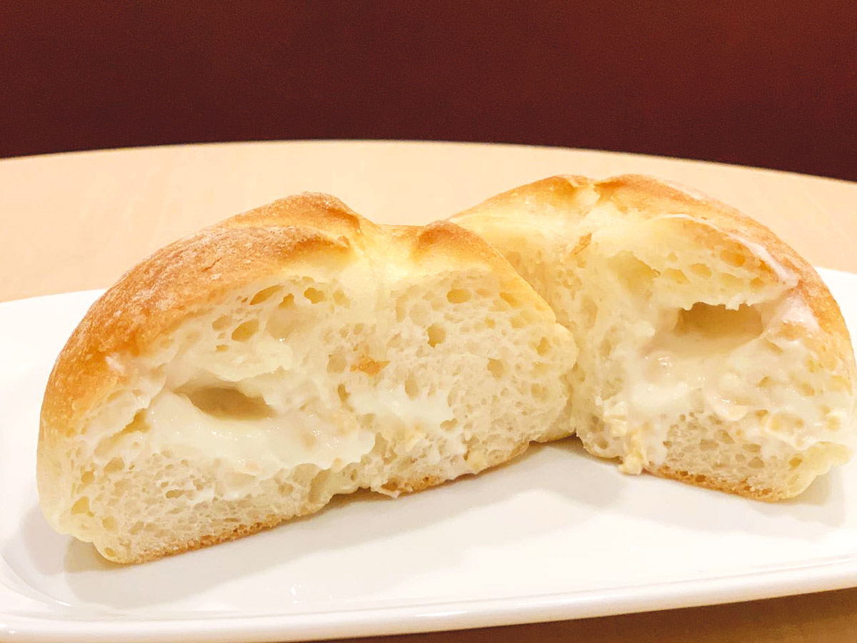 「焼きたてクリーミーボール ミルクアーモンド」275円（411カロリー）