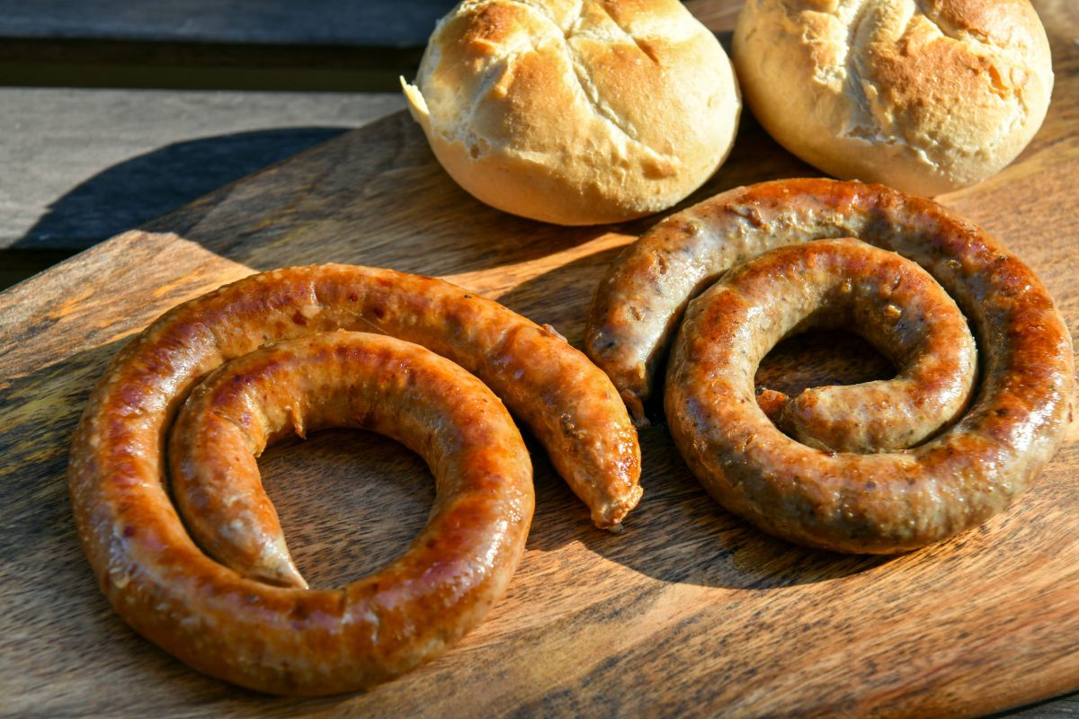 『ラテン大和』のリングイッサ。「粗挽き生ソーセージ・イタリアンハーブ味」（右）と「唐辛子ＨＯＴ味」（左）（各200ｇ（約60㎝）各490円）。