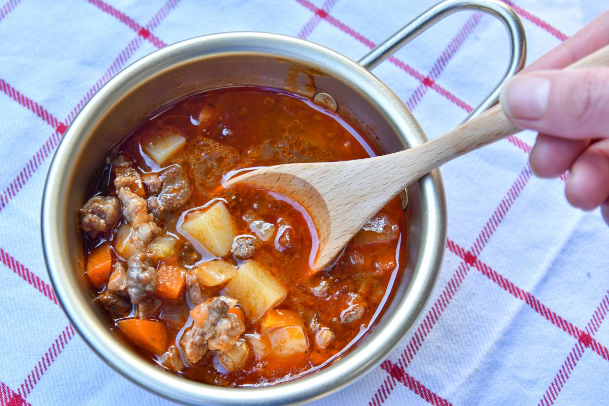 具沢山でパプリカをふんだんに使った「グラーシュ」。ドイツ料理店のスープ4種セット（1980円）。