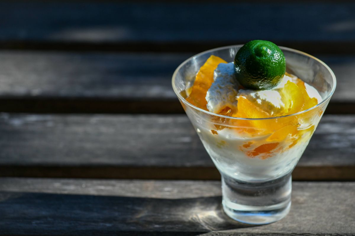 ミルクアイスに『KAWABA CHEESE』のリコッタチーズをのせ、トッピングは『由布院玉の湯』の「柚子練り」（160ｇ1100円）、『あねさん工房』の「やまのまりも（かぼすのシロップ漬け）」（150g 1080円）。