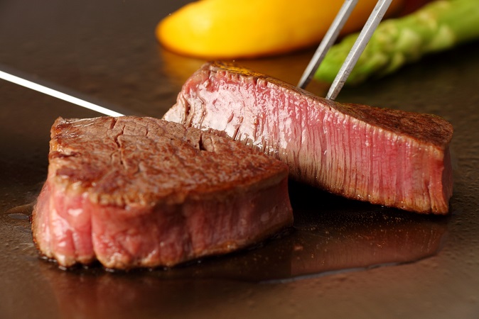 鉄板焼で黒毛和牛も