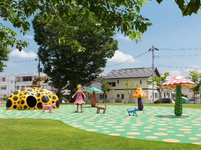 草間彌生《愛はとこしえ十和田でうたう》　撮影：小山田 邦哉