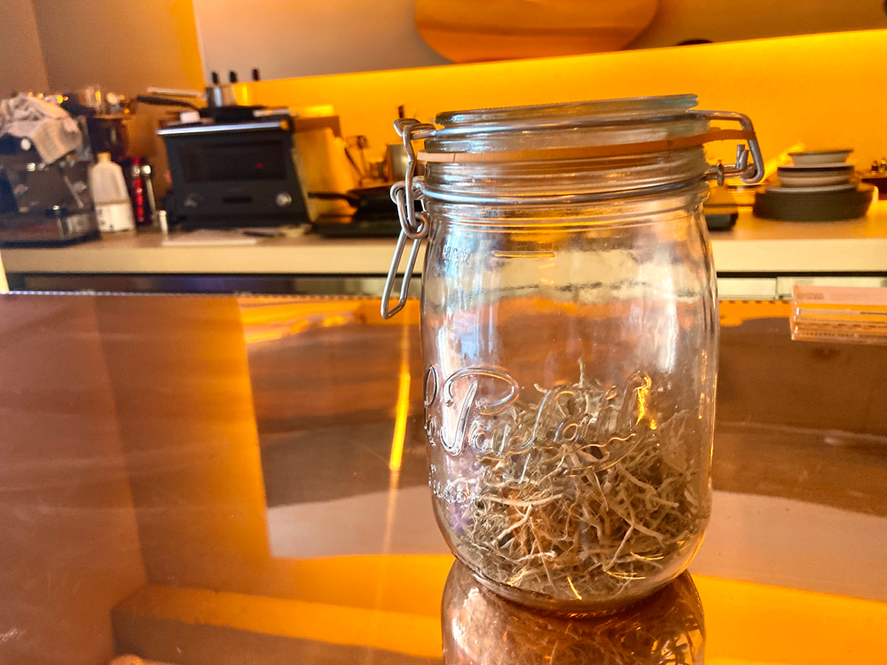 ベチバーは根っこの部分を香料として使用するそう。ウッディな落ち着く香りです。