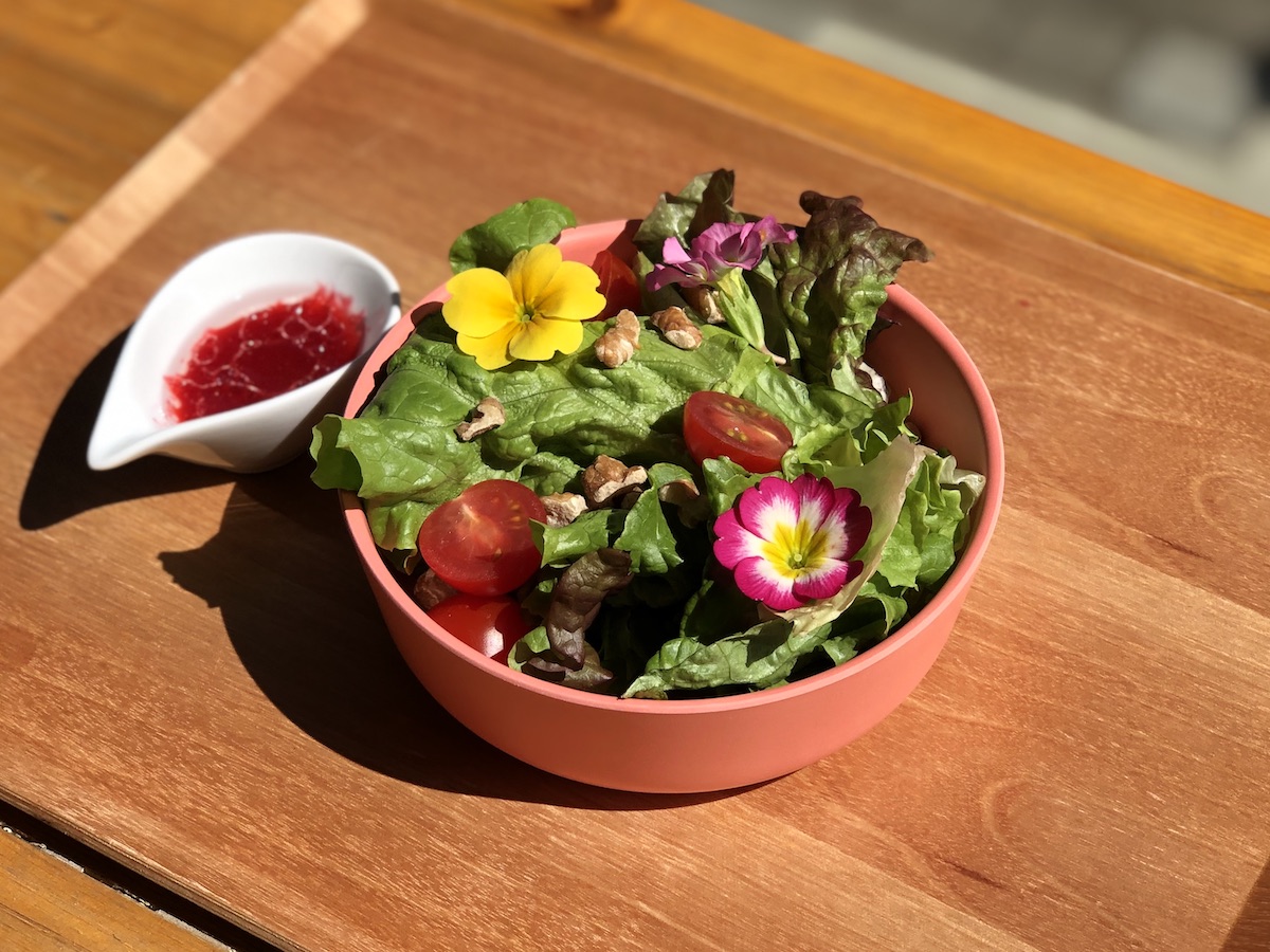 「フラワーグリーンサラダ with フルーツドレッシング」 638円（税込）