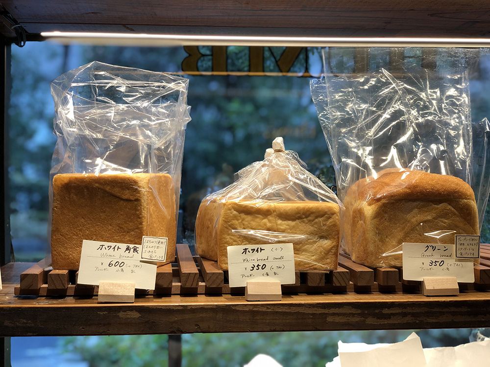 左から「ホワイト角食」 600円、「ホワイト（小）」330円、「グリーン」 350円（すべて税抜）