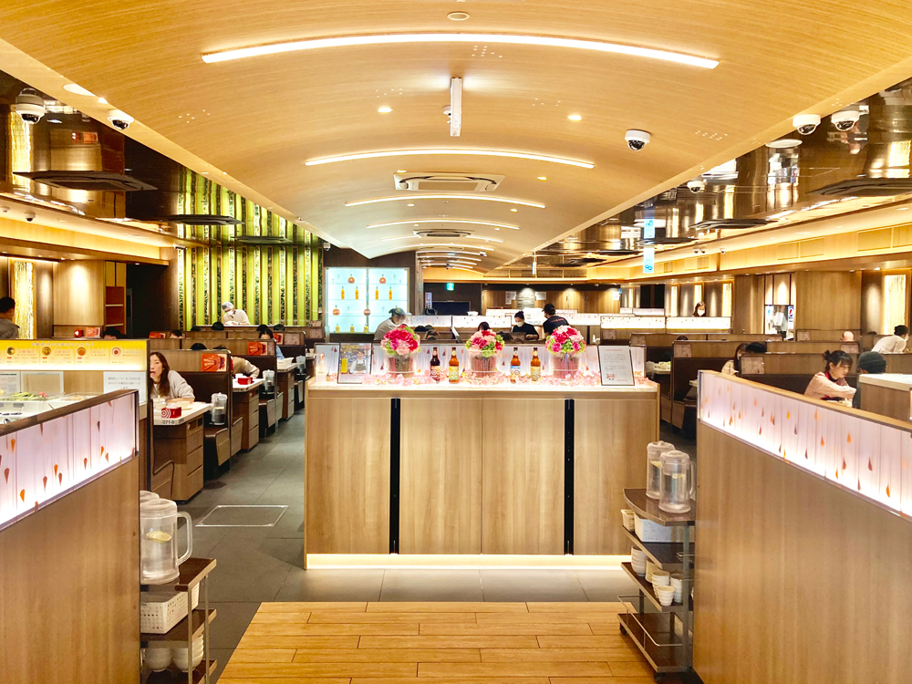 約300の席は広々としてゆったり座れます。