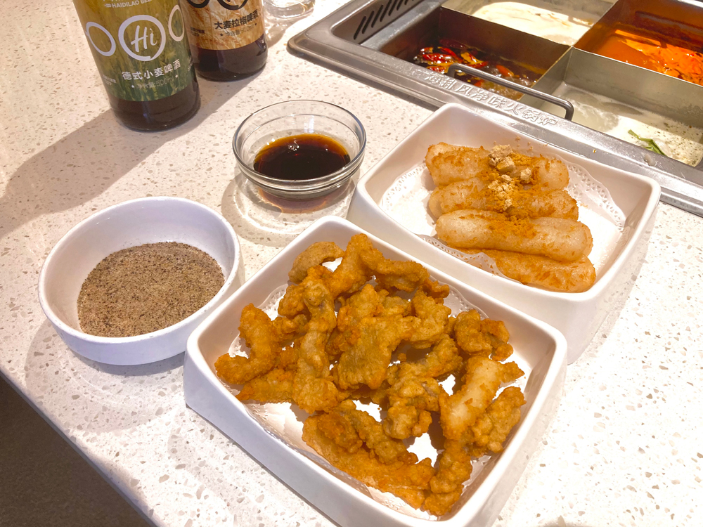手前「四川風豚の唐揚げ」、奥「手づくり揚げ餅黒蜜かけ」490円(ともに税抜)