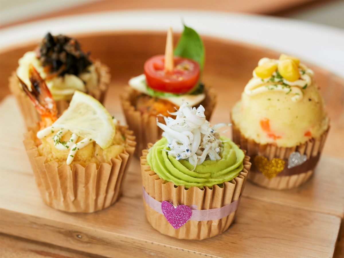 日替わりお惣菜系カップケーキ 各275円~ ※価格はともにイートインの場合