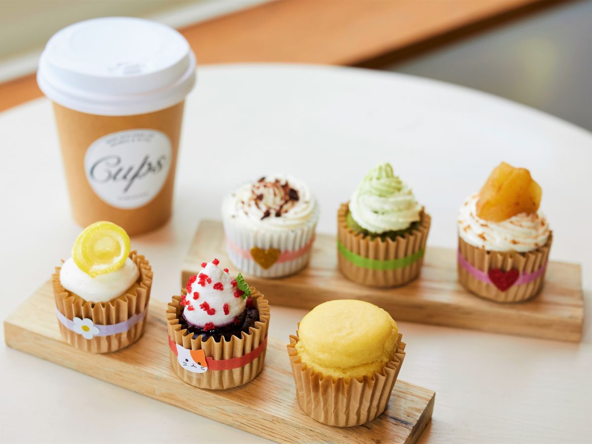 (前列右)プレーン、ほか日替わりスイーツ系カップケーキ 各275円~ ※価格はともにイートインの場合
