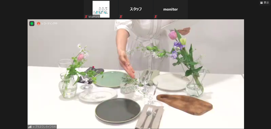 テーブルには益子焼のお皿、ナプキン、カトラリー、グラス、カッティングボード、オーバル皿を準備。「自分ひとりで使うパーソナルアイテム」と、「みんなでシェアするサービスアイテム」の2種類に分けられます