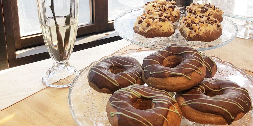 世田谷・経堂に「くろねこドーナツ」がオープンしたニャー！王道から個性派まで幅広いラインナップをパクッ