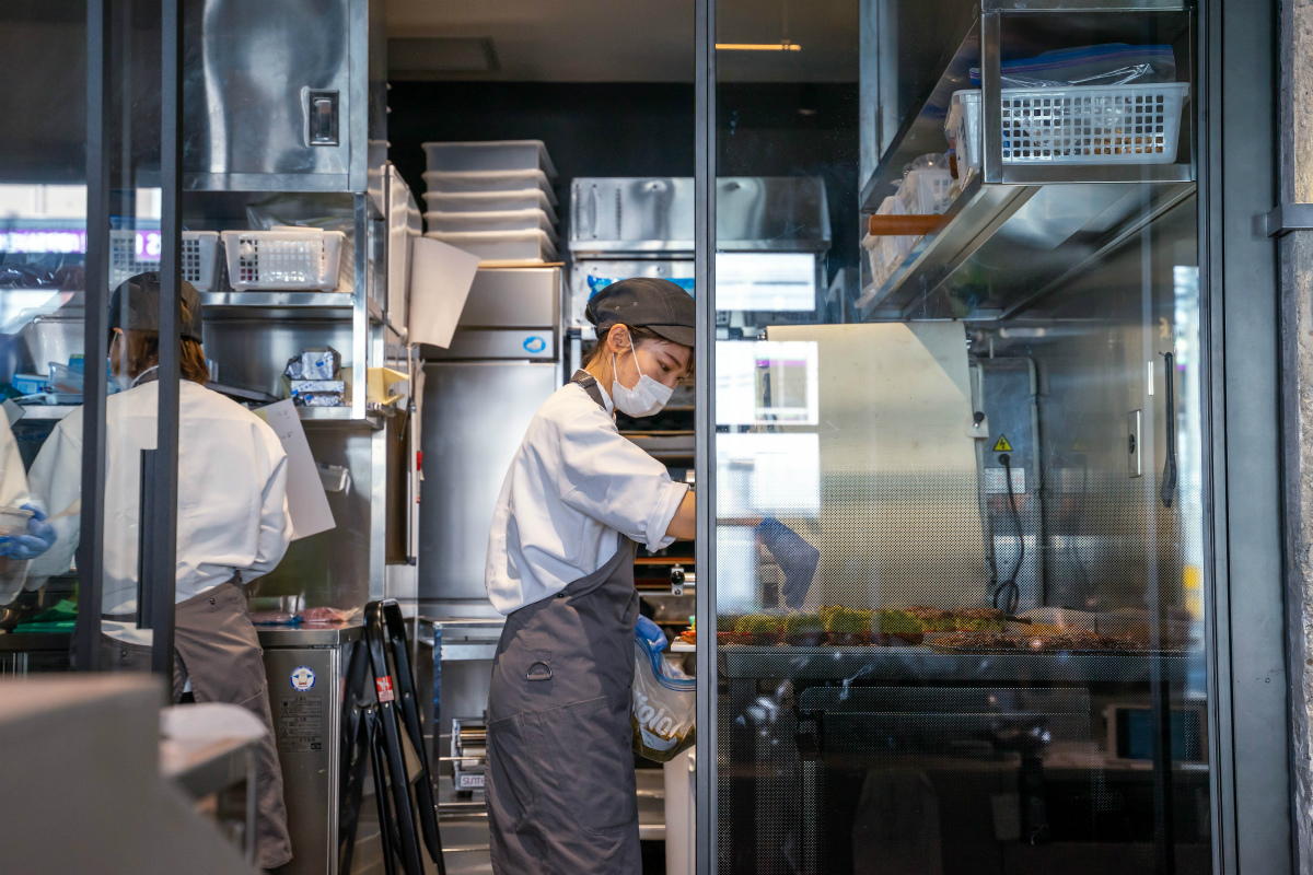 店内からお菓子作りの様子が見える