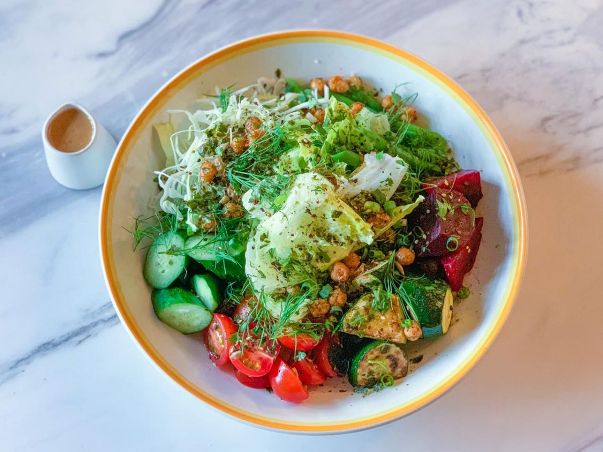 チョップドサラダ - グリーンビーンズ、ズッキーニ、 ヒヨコ豆、ビーツ、セサミドレッシング　1800円（税込）