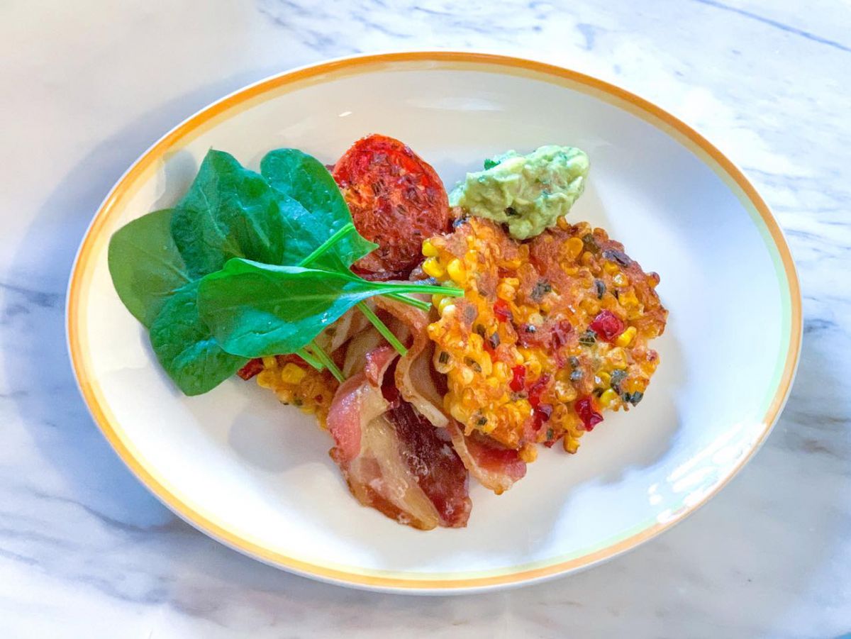 スイートコーンフリッター - ローストトマト、 ベーコン、アボカドサルサ 1500円（税込）