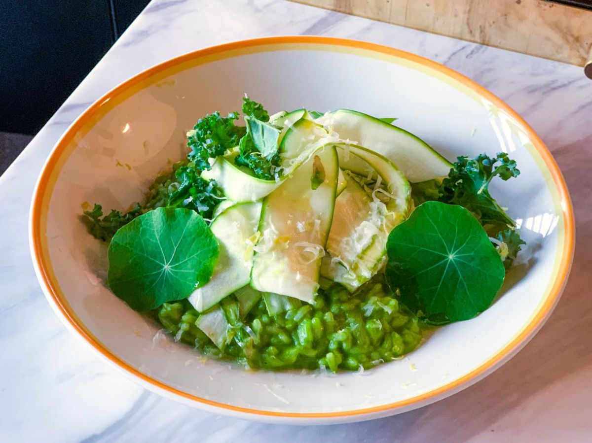 グリーンリゾット - ルッコラとほうれん草のピューレ、アスパラガスとズッキーニのサラダのせ　1800円（税込）