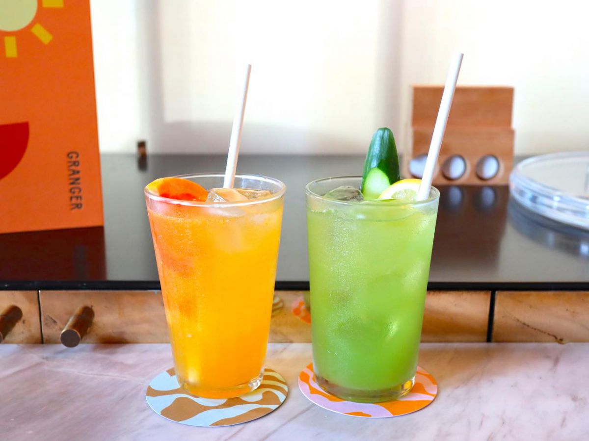 左：マンダリン 自家製ソーダ　850円（税込）　右：The Botanist 柚子コリンズ 1200円（税込）