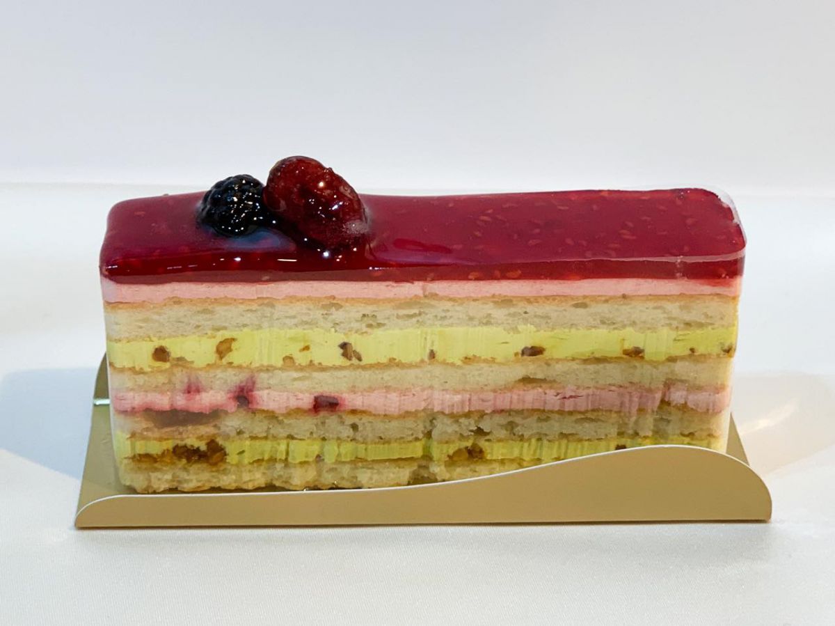 「香る4種ベリーのケーキ ピスタチオバター添え」648円（税込）