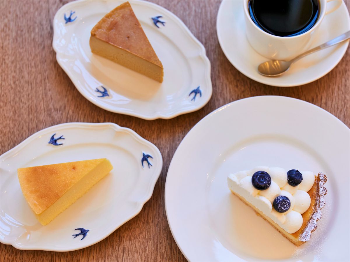 (左)ニューヨークチーズケーキ 550円 (奥)エスプレッソチーズケーキ 550円 (右)ダブルチーズタルト 620円 ※ドリンク付きの「ケーキセット」は1080円~